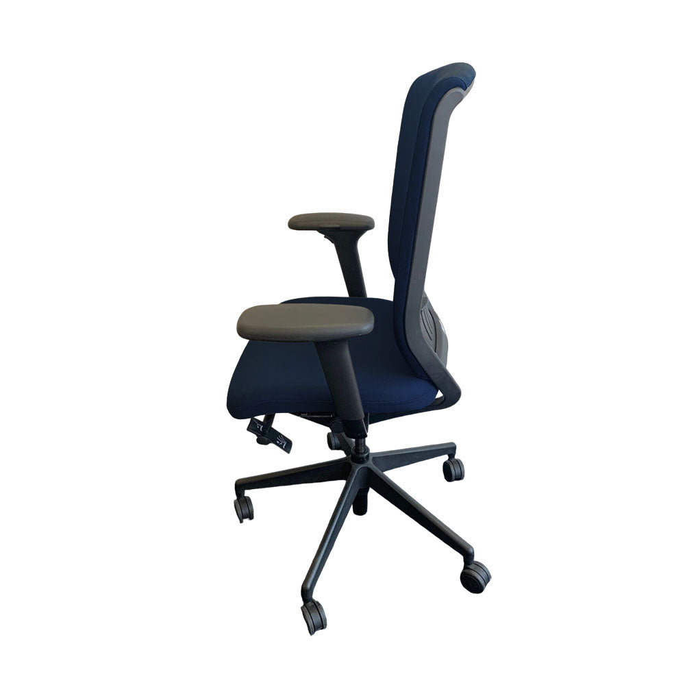 <tc>Senator</tc>: Chaise Evolve à dossier haut avec accoudoirs réglables en hauteur en tissu bleu - Reconditionnée