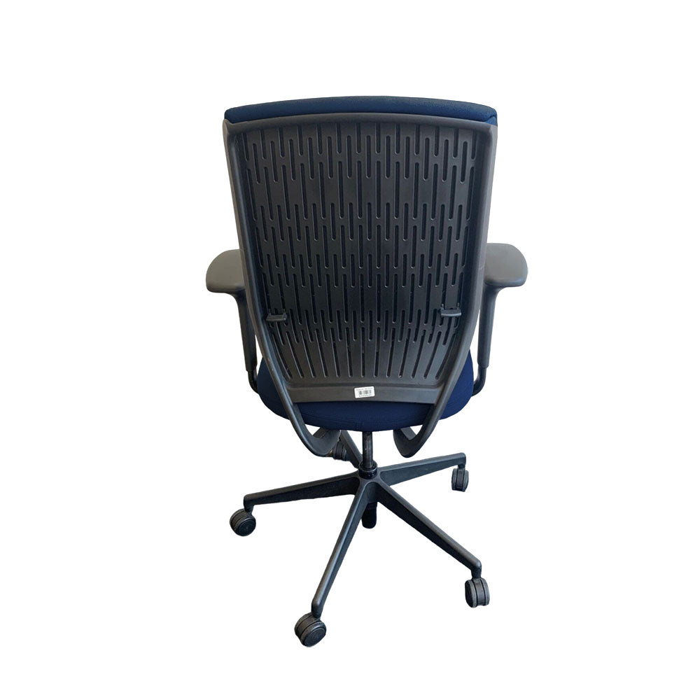 <tc>Senator</tc>: Chaise Evolve à dossier haut avec accoudoirs réglables en hauteur en tissu bleu - Reconditionnée