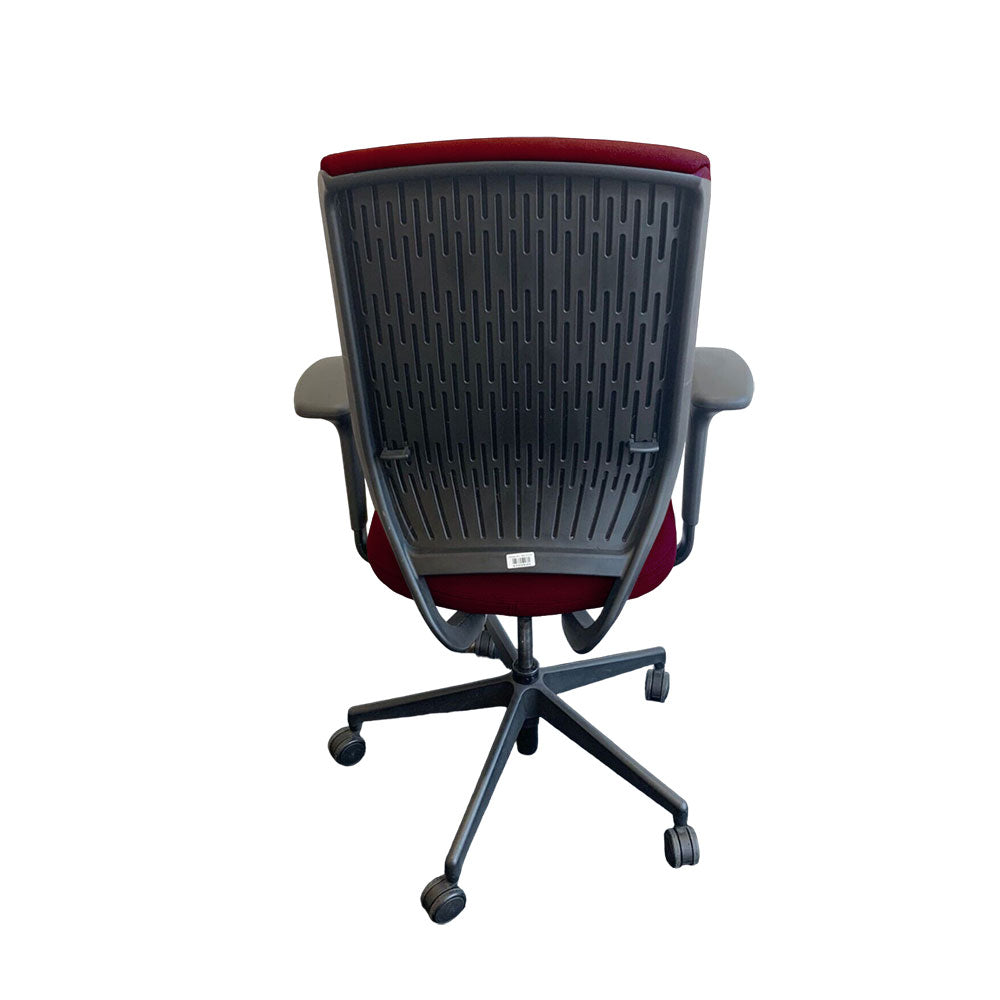 <tc>Senator</tc>: Chaise Evolve à dossier haut avec accoudoirs réglables en hauteur en cuir bordeaux - Reconditionnée
