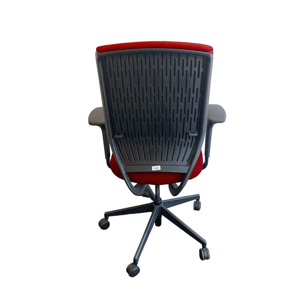 <tc>Senator</tc>: Chaise Evolve à dossier haut avec accoudoirs réglables en hauteur en tissu rouge - Reconditionnée