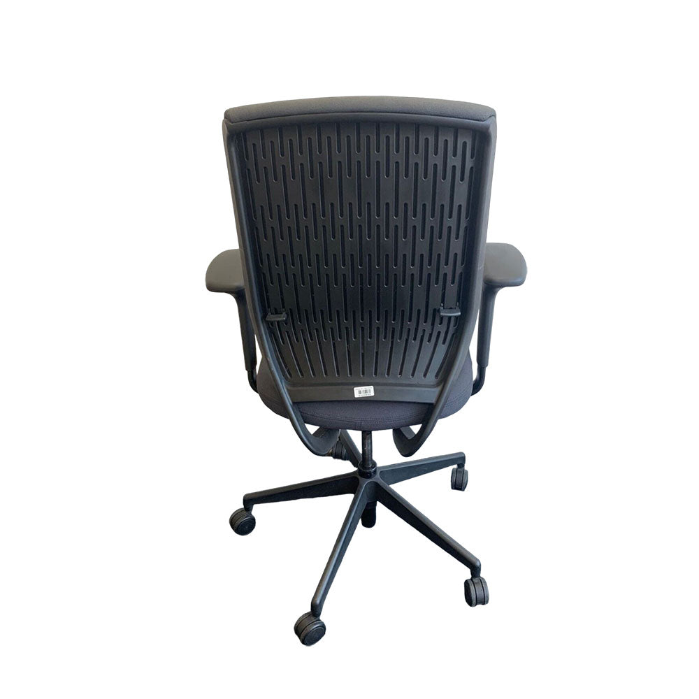 <tc>Senator</tc>: Chaise Evolve à dossier haut avec accoudoirs réglables en hauteur en tissu gris - Reconditionnée