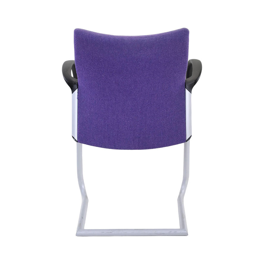 <tc>Senator</tc>: Chaise de réunion cantilever Trillipse en tissu violet avec accoudoirs - Reconditionnée