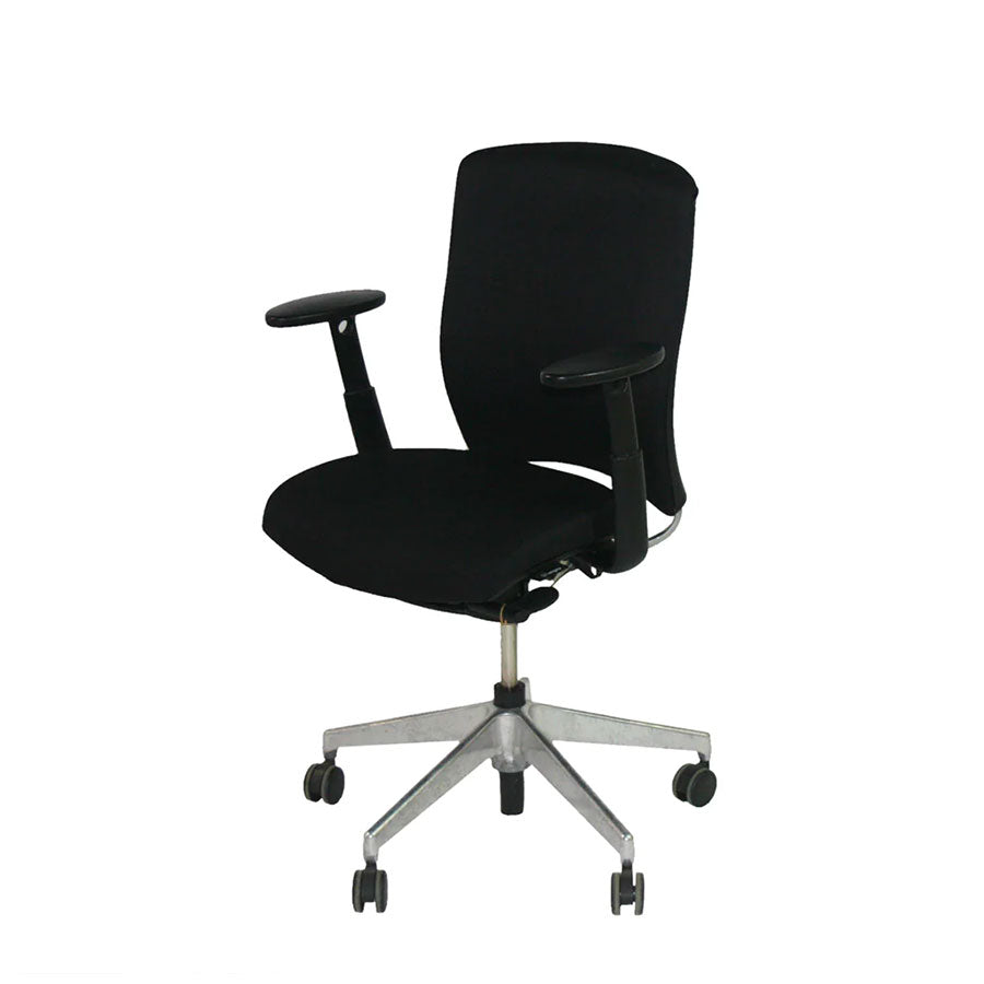 <tc>Senator</tc>: Chaise de bureau Enigma S21 avec cadre en aluminium et tissu noir - Reconditionnée