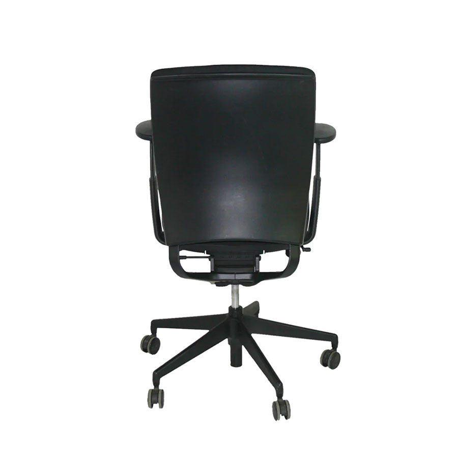 <tc>Senator</tc>: Chaise de bureau Enigma S21 avec cadre noir en cuir noir - Reconditionnée