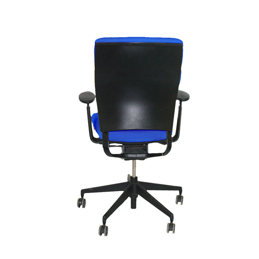 <tc>Senator</tc>: Chaise de bureau Enigma S21 avec cadre noir en tissu bleu - Reconditionnée