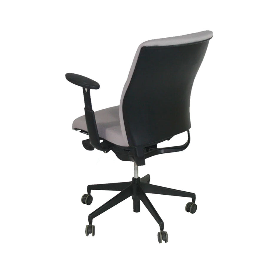 <tc>Senator</tc>: Chaise de bureau Enigma S21 avec cadre noir en tissu gris - Reconditionnée