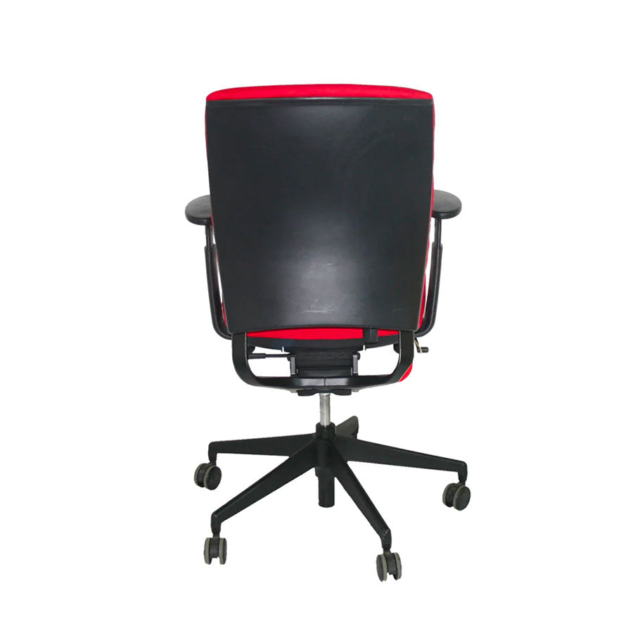 <tc>Senator</tc>: Chaise de bureau Enigma S21 avec cadre noir en tissu rouge - Reconditionnée