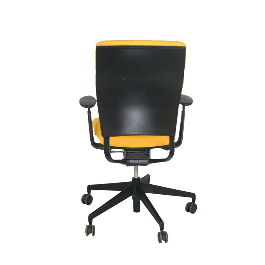 <tc>Senator</tc>: Chaise de bureau Enigma S21 avec cadre noir en tissu jaune - Reconditionnée