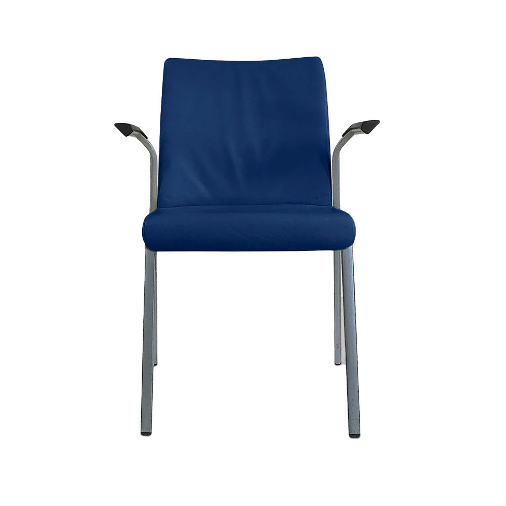 <tc>Steelcase</tc>: Chaise empilable en tissu bleu - Reconditionnée