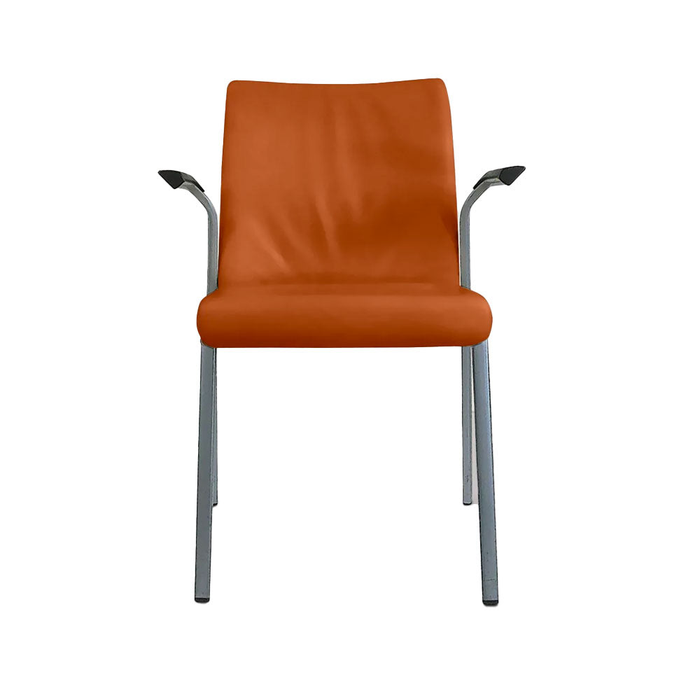 <tc>Steelcase</tc>: Chaise empilable en cuir beige - Reconditionnée