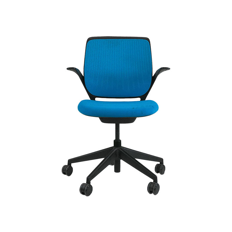 <tc>Steelcase</tc>: Chaise de réunion Cobi avec cadre noir en tissu bleu - Reconditionnée