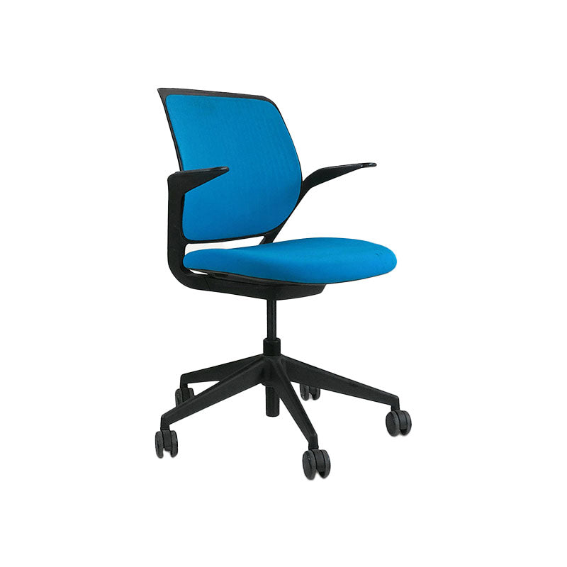 <tc>Steelcase</tc>: Chaise de réunion Cobi avec cadre noir en tissu bleu - Reconditionnée