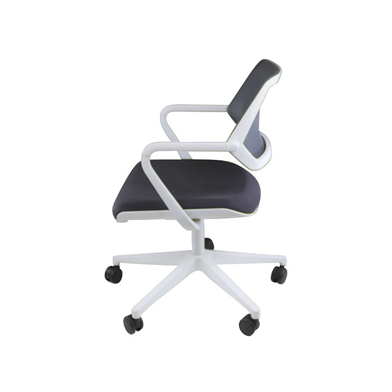 <tc>Steelcase</tc>: <tc>QiVi</tc> - Chaise de réunion avec dossier en maille en tissu gris - Reconditionnée