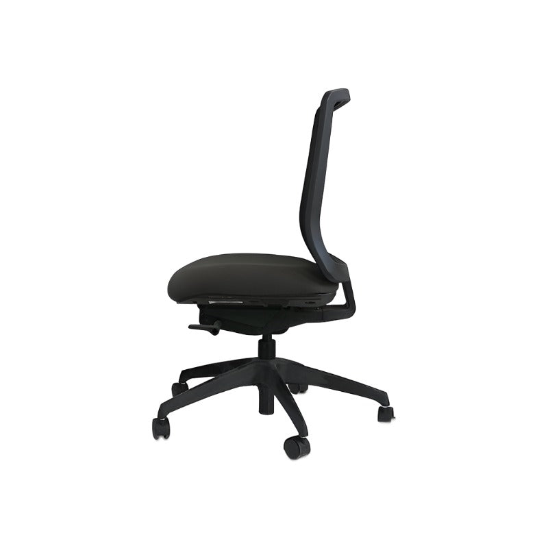 <tc>Steelcase</tc>: Chaise de travail Reply (cadre noir) sans accoudoirs - Reconditionnée