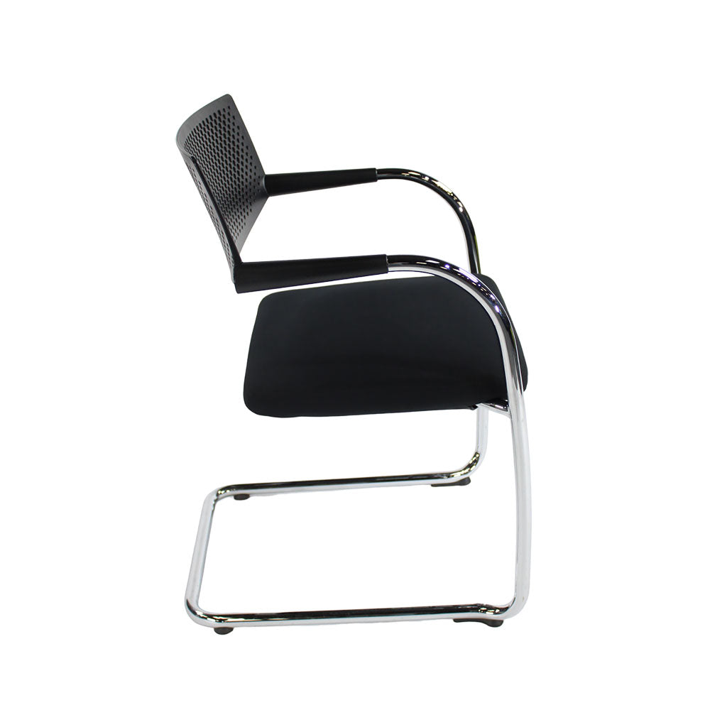<tc>Vitra</tc>: <tc>VisaVis</tc> 2 chaises de réunion en cuir noir - Rénovées