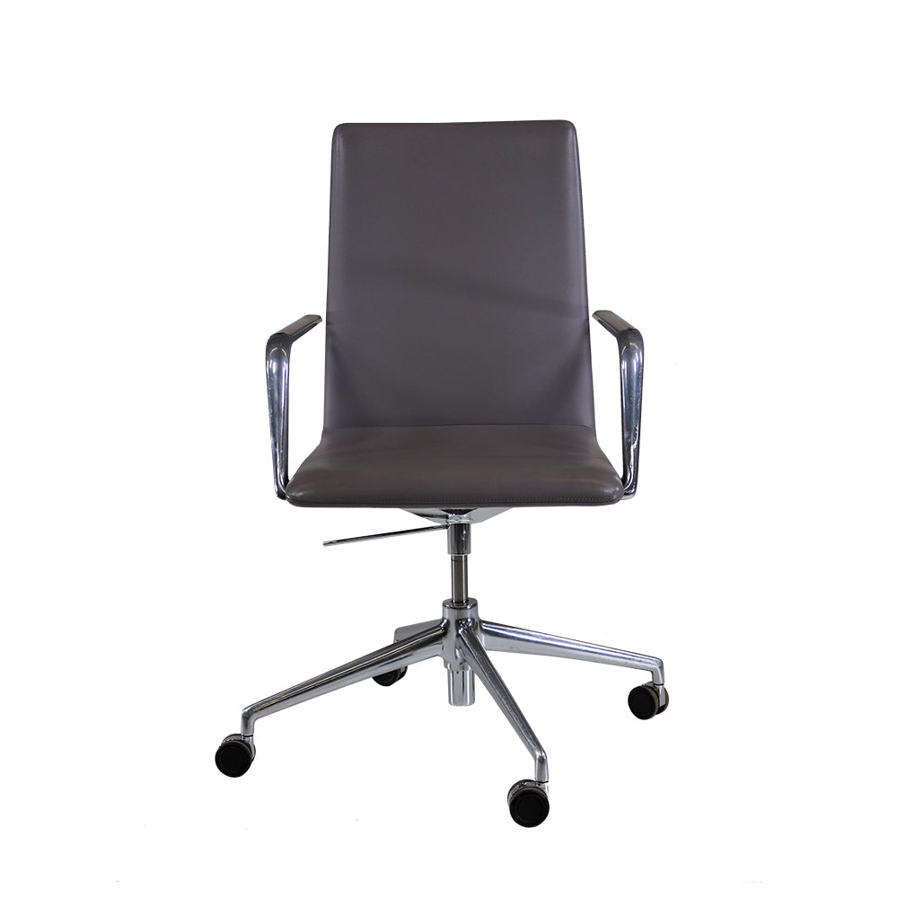 <tc>Brunner</tc>: Chaise de réunion Finasoft à dossier moyen en cuir gris - Reconditionnée