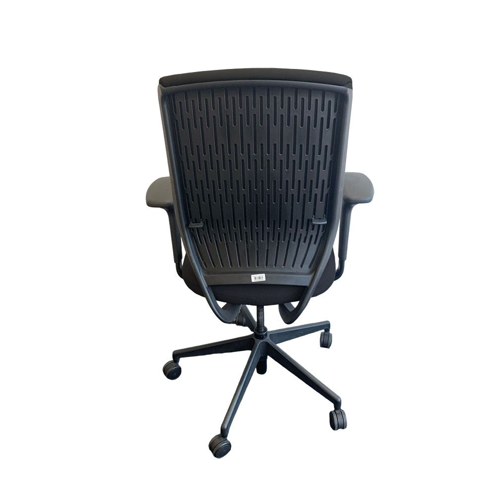 <tc>Senator</tc>: Chaise Evolve à dossier haut avec accoudoirs réglables en hauteur en tissu noir - Reconditionnée