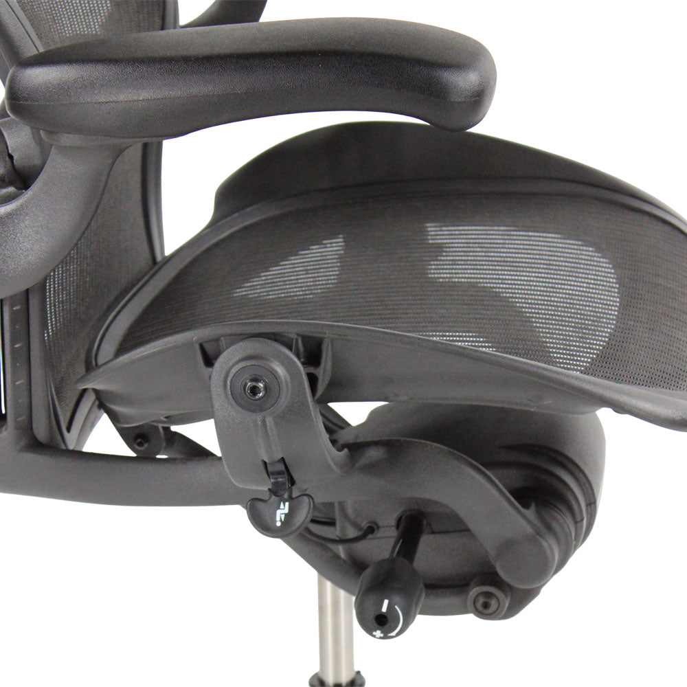 Herman Miller: Aeron Size B Full House with Headrest in Graphite - Refurbished