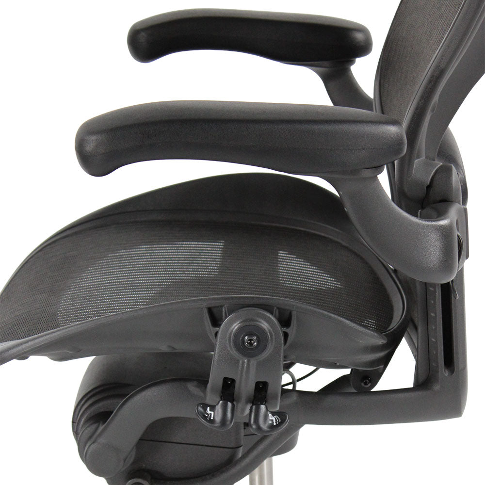 Herman Miller: Aeron Size B Full House with Headrest in Graphite - Refurbished