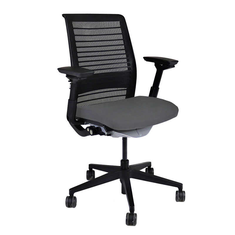 <tc>Steelcase</tc>: <tc>Think V2</tc> Chaise de bureau avec dossier en maille - Reconditionnée