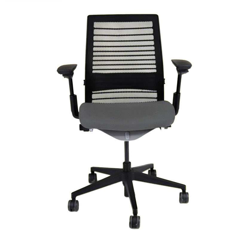 <tc>Steelcase</tc>: <tc>Think V2</tc> Chaise de bureau avec dossier en maille - Reconditionnée
