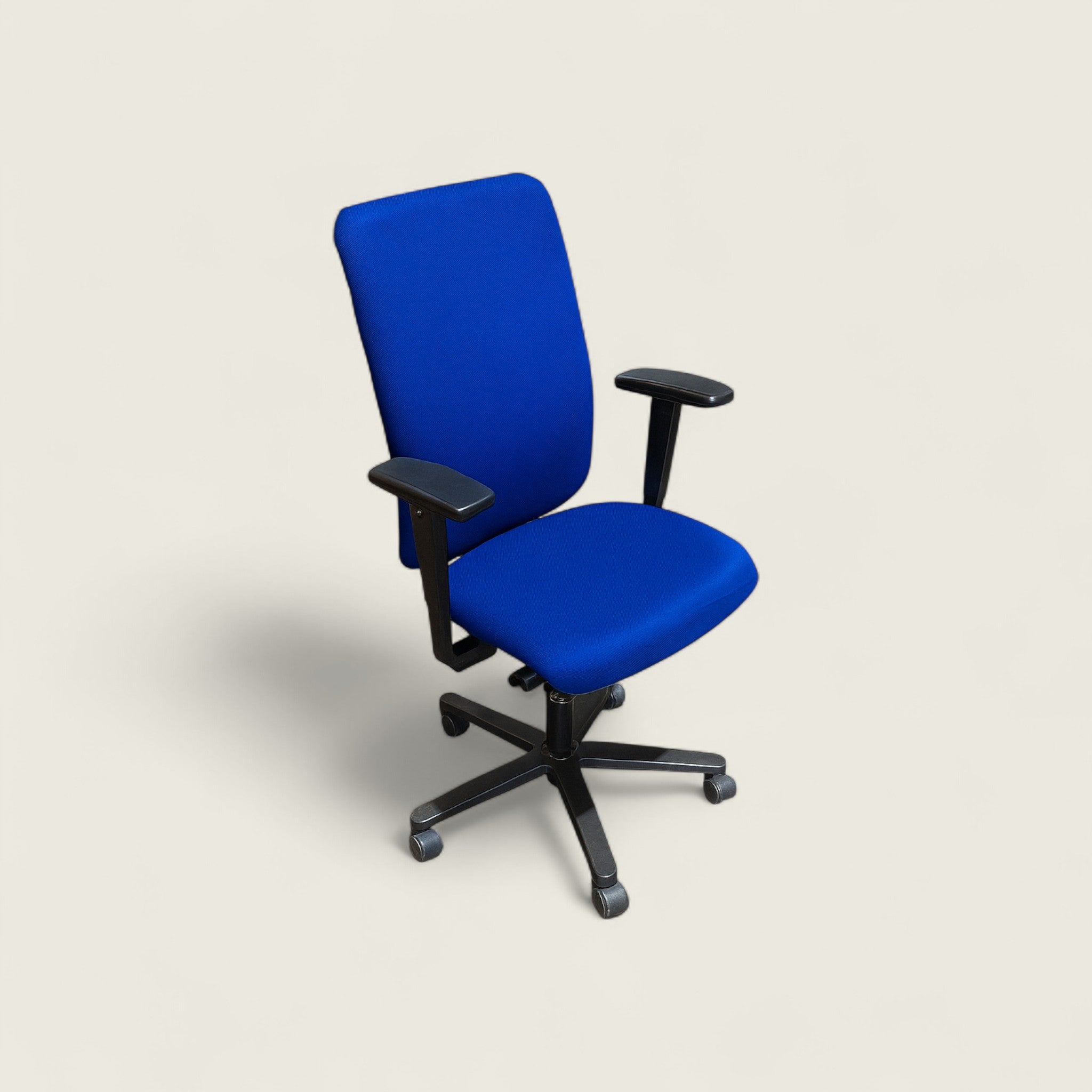<tc>Sedus</tc>: <tc>Netwin</tc> Chaise NW-100 avec dossier en maille et tissu bleu - Reconditionnée
