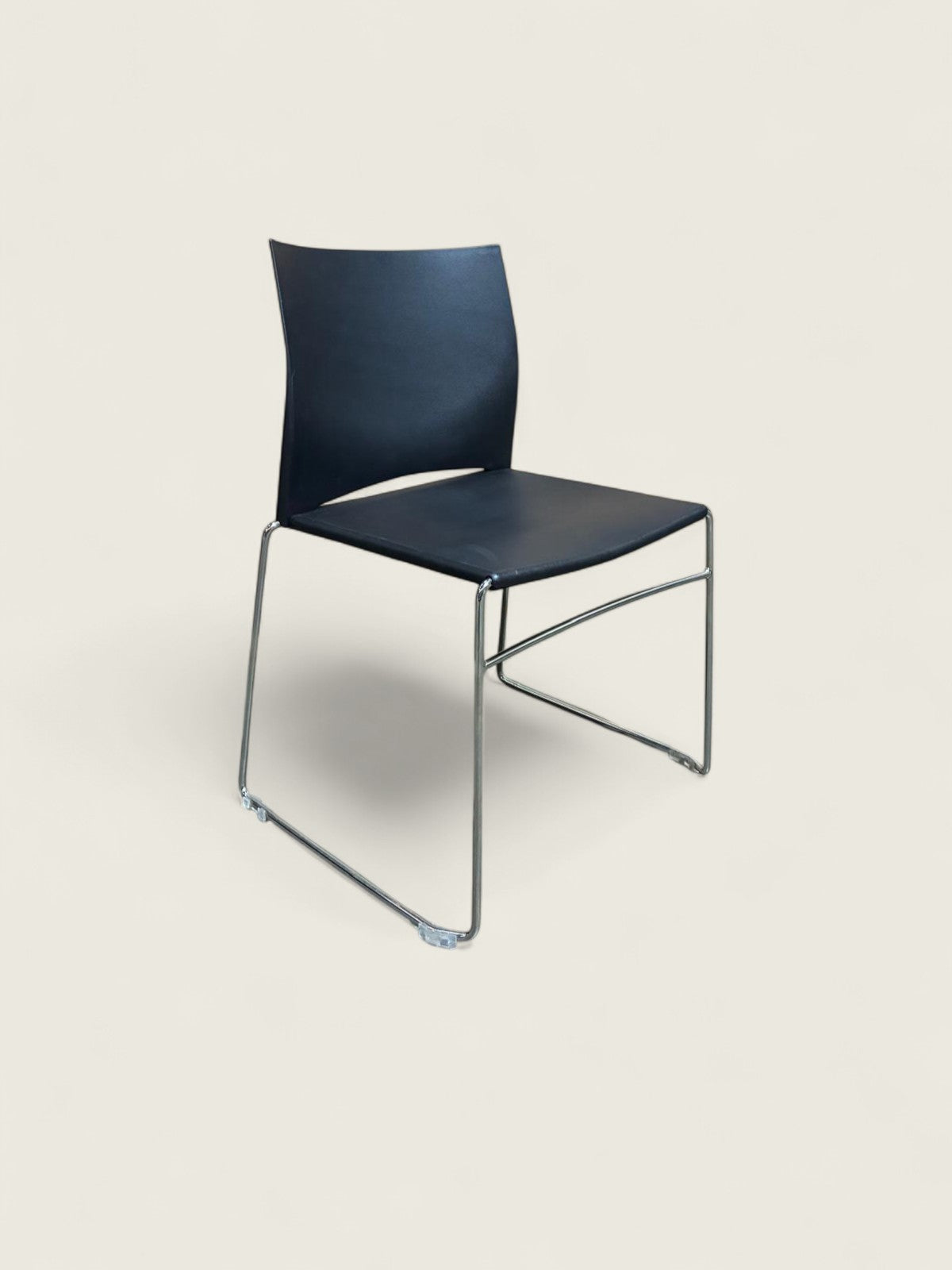 <tc>Connection</tc>: Chaise d'appoint noire pour visiteurs - Reconditionnée