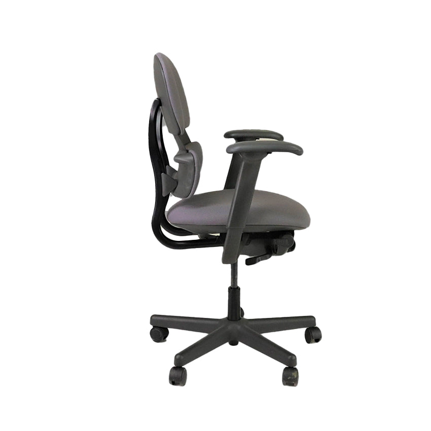 KI : Chaise de travail de bureau Impulse en tissu gris - Remis à neuf