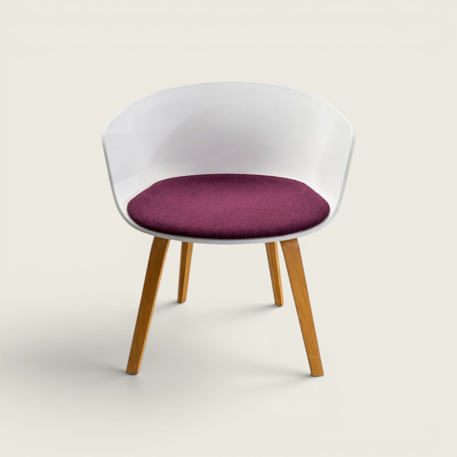 <tc>Hay</tc>À propos de la chaise AAC 23 couleur bordeaux - Remise à neuf