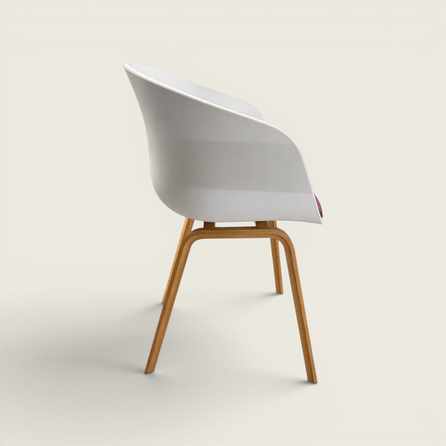 <tc>Hay</tc>À propos de la chaise AAC 23 couleur bordeaux - Remise à neuf