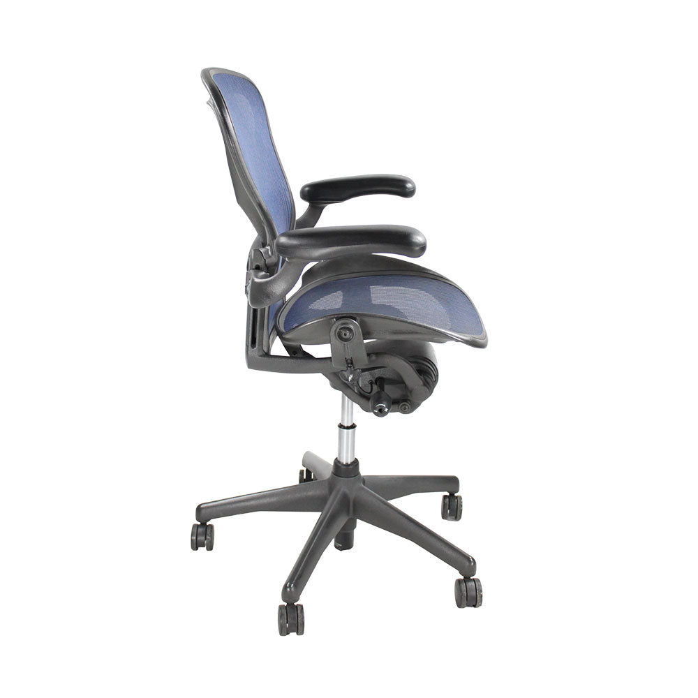 Herman Miller : Aeron taille C avec inclinaison arrière uniquement en maille bleu foncé - Remis à neuf