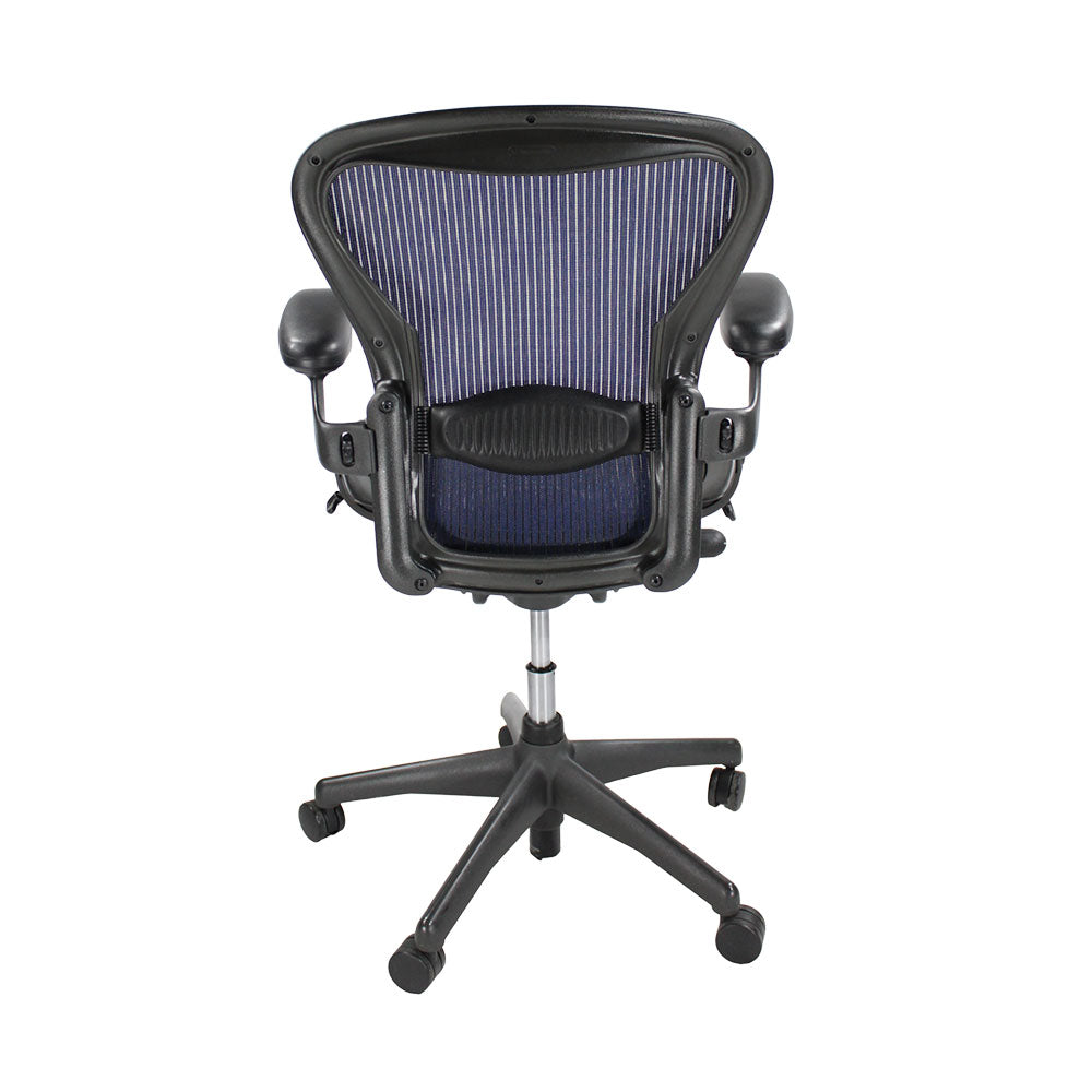 Herman Miller : Aeron taille C avec inclinaison arrière uniquement en maille bleu foncé - Remis à neuf