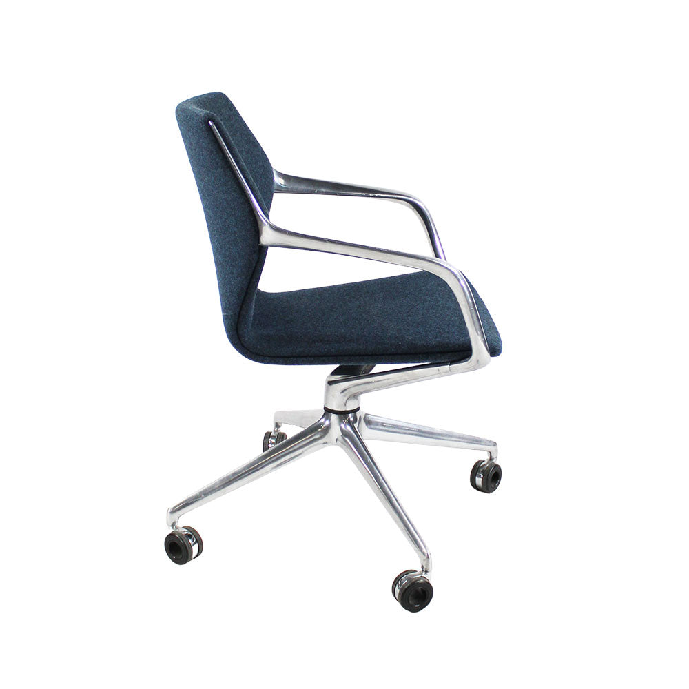 Brunner : Chaise pivotante Ray 9232 en tissu bleu - Remis à neuf