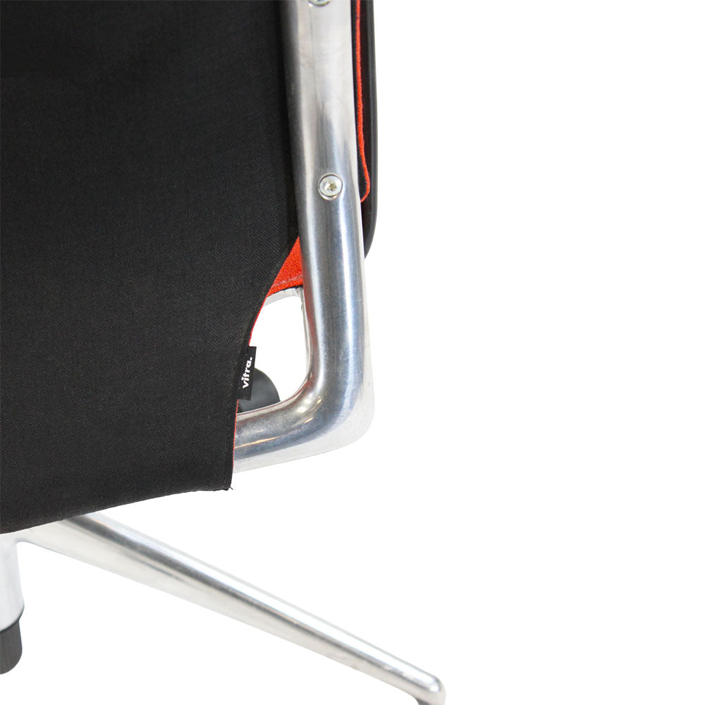 Vitra : Chaise de bureau Meda avec structure en aluminium en tissu rouge - Remis à neuf