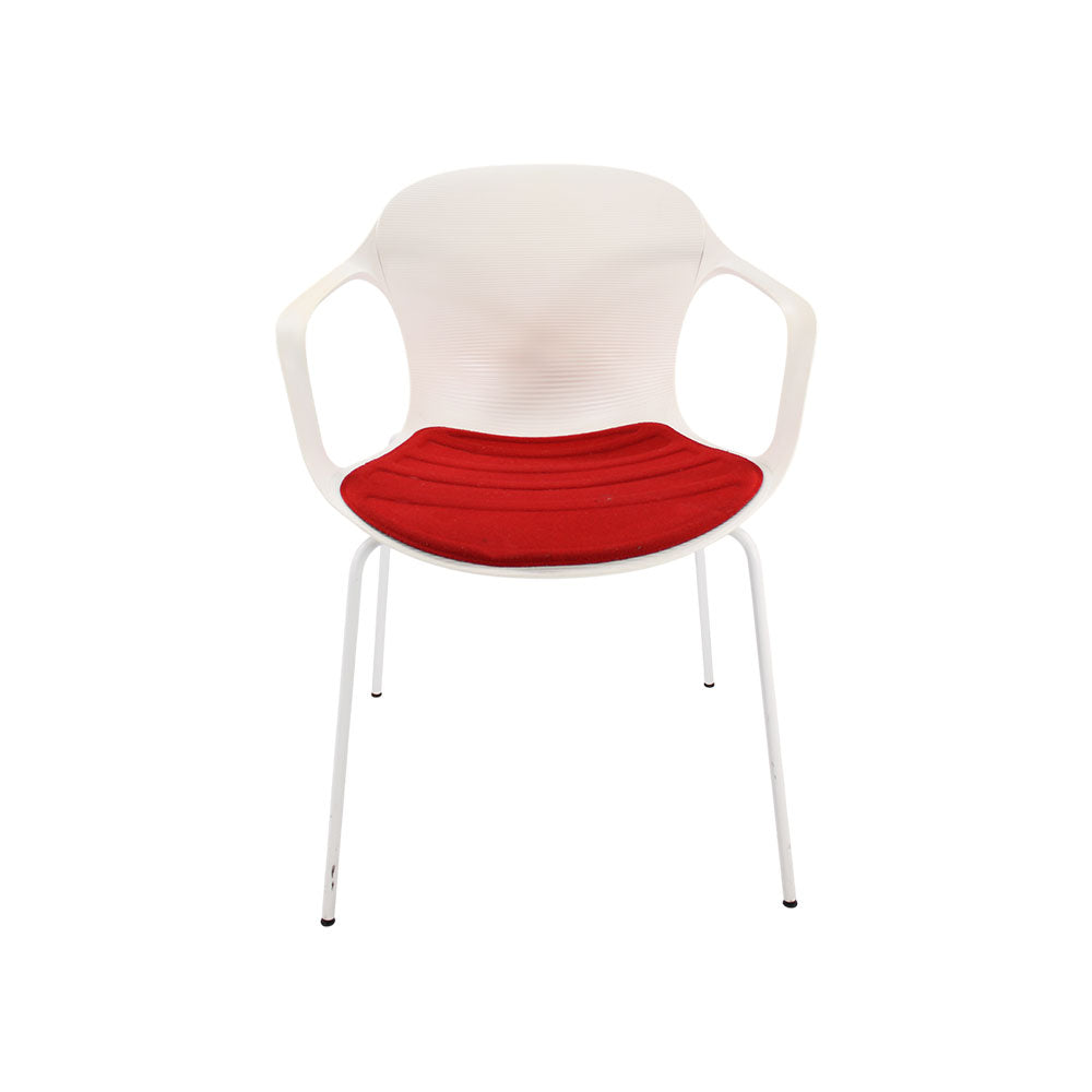 Fritz Hansen: Nap Chair in White/Red Fabric - Refurbished