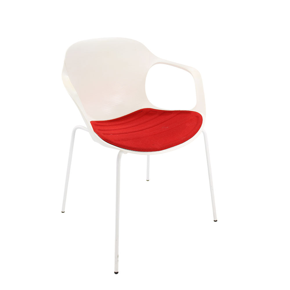 Fritz Hansen: Nap Chair in White/Red Fabric - Refurbished