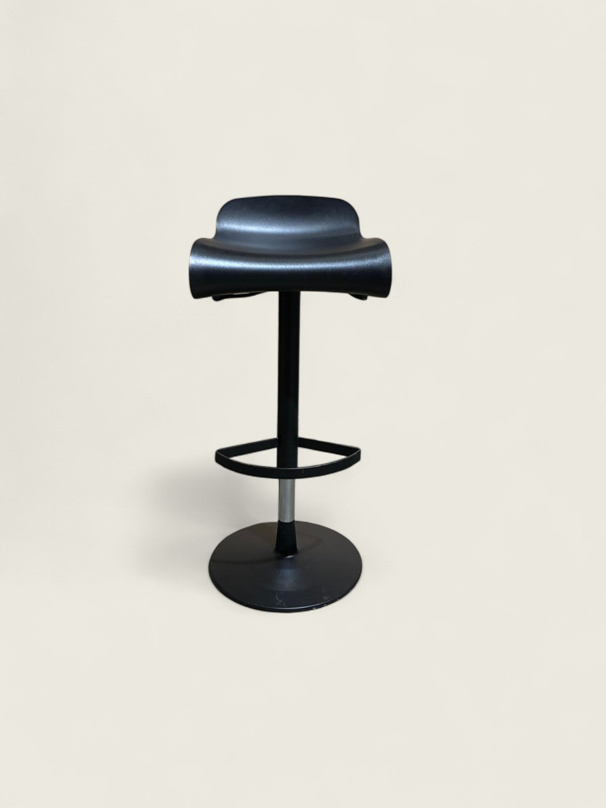 <tc>Kristalia</tc>: Tabouret de bar - Remis à neuf
