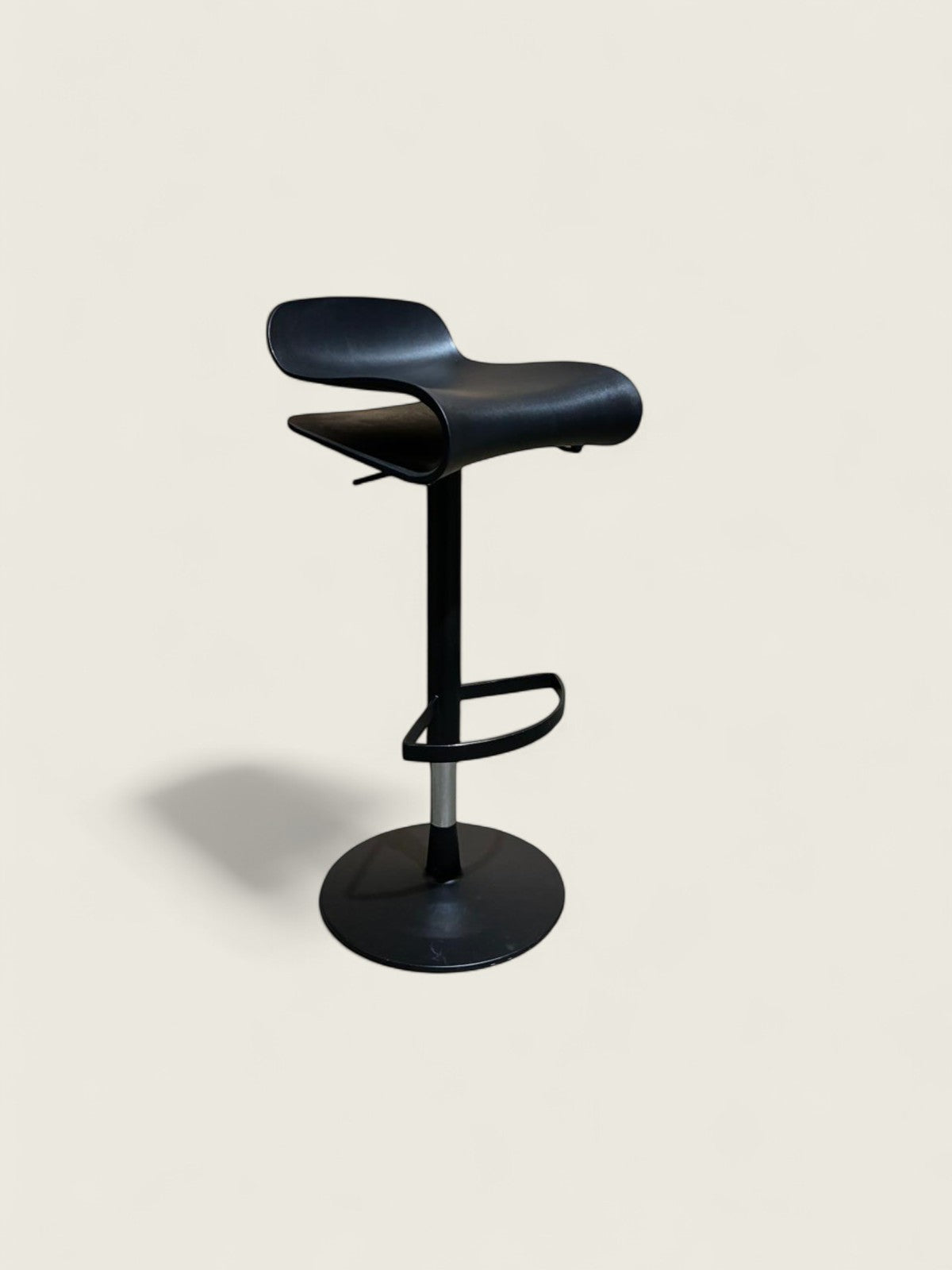 <tc>Kristalia</tc>: Tabouret de bar - Remis à neuf