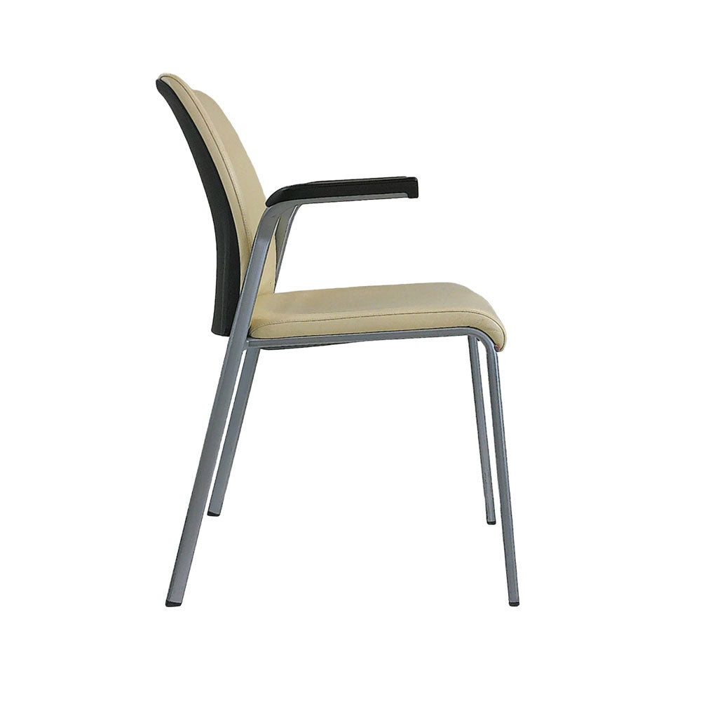 Steelcase : Chaise empilable en cuir crème original - Remis à neuf