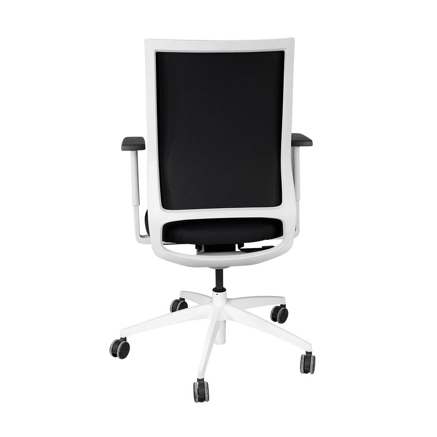 Sedus : Chaise de bureau Quarterback avec cadre blanc en tissu noir - Remis à neuf