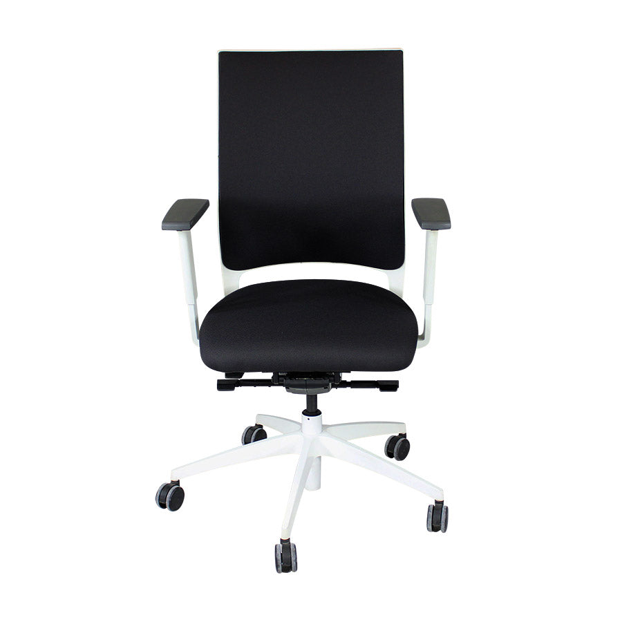 Sedus : Chaise de bureau Quarterback avec cadre blanc en tissu noir - Remis à neuf