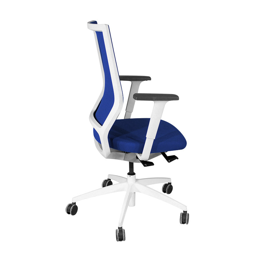 Sedus : Chaise de bureau Quarterback avec cadre blanc en tissu bleu - Remis à neuf