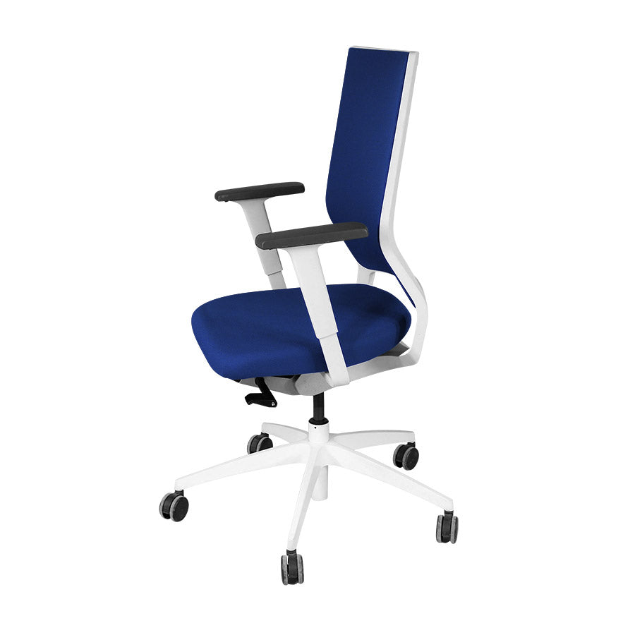 Sedus : Chaise de bureau Quarterback avec cadre blanc en tissu bleu - Remis à neuf