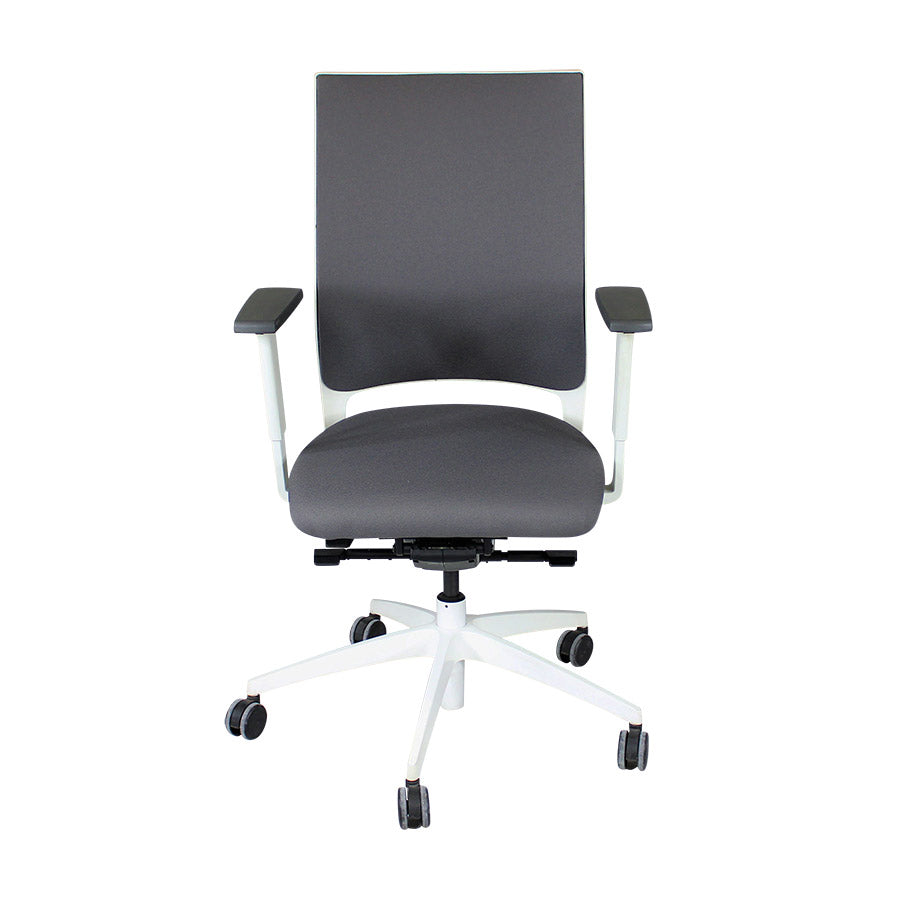 Sedus : Chaise de bureau Quarterback avec cadre blanc en tissu gris - Remis à neuf