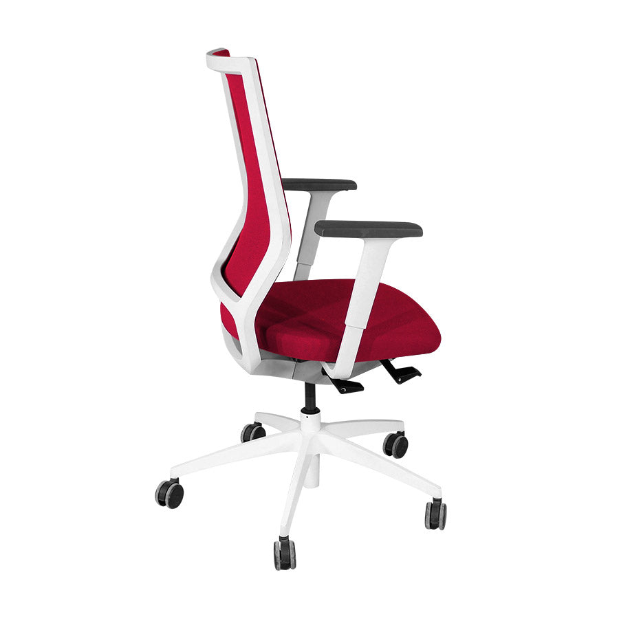Sedus : Chaise de bureau Quarterback avec cadre blanc en tissu rouge - Remis à neuf