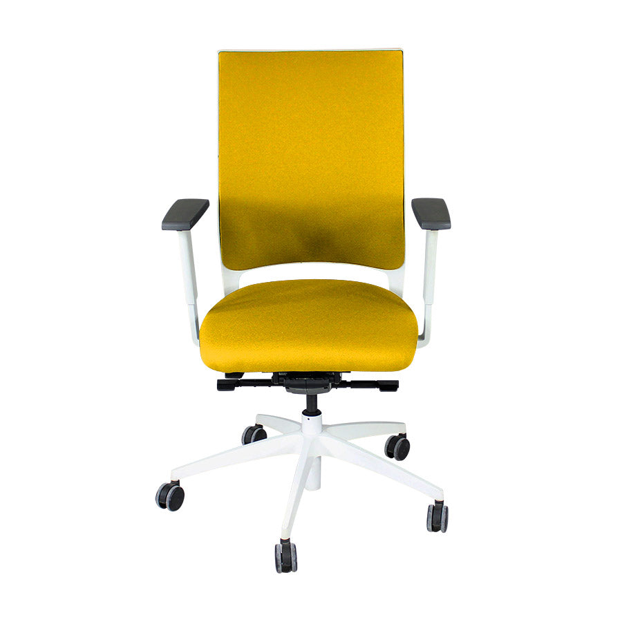 Sedus : Chaise de bureau Quarterback avec cadre blanc en tissu jaune - Remis à neuf
