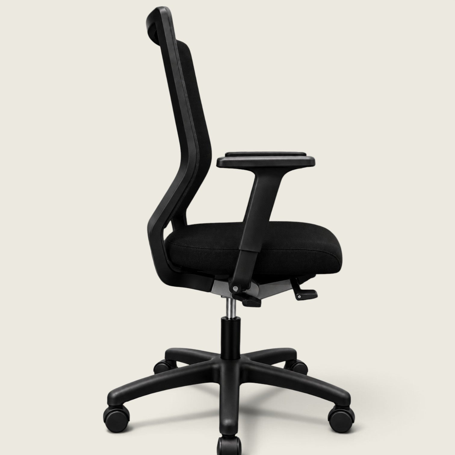 <tc>Sedus</tc>: <tc>Quarterback</tc> Chaise de bureau en tissu noir avec dossier en tissu noir, remise à neuf