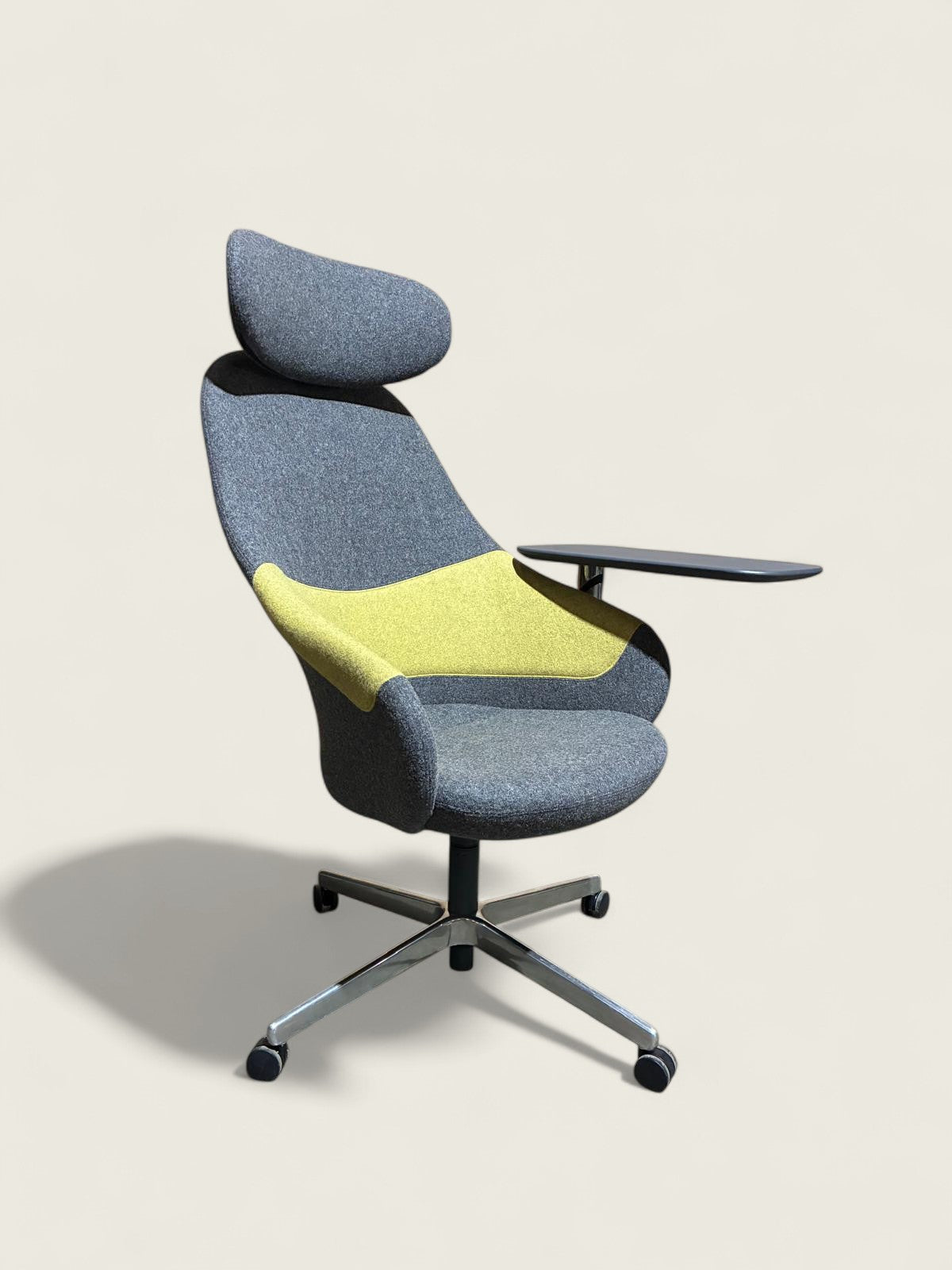<tc>Senator</tc>: Chaise de travail avec tablette d'écriture - Reconditionnée