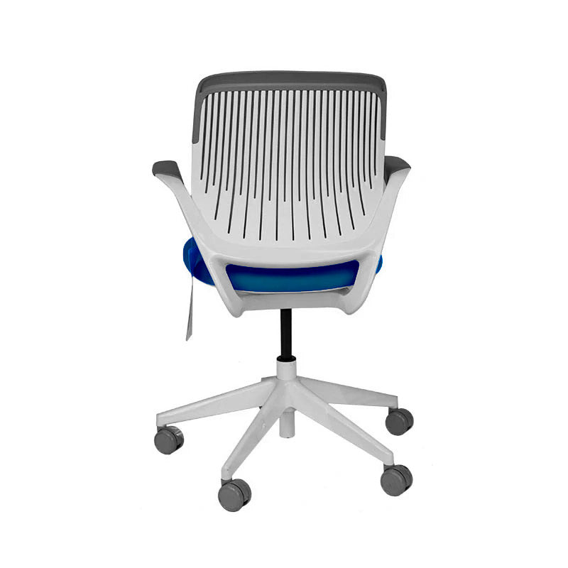 Steelcase : Chaise de réunion Cobi avec cadre blanc en tissu bleu - Reconditionnée