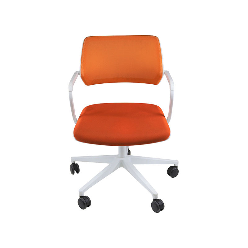 Steelcase : QiVi - Chaise de réunion avec dossier en maille en tissu orange - Remis à neuf